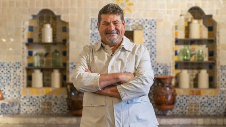 El chef Alex Ruiz estrenó Maestros del Mole, para adentrarnos en la historia y valor cultural de este platillo