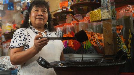 La tradición de preparar mole es tan ancestral, que vale la pena preservarla