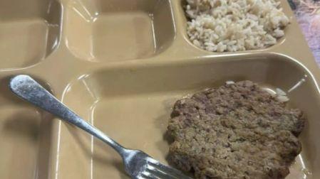 La comida de los soldados se volvió viral al mostrar la precariedad en la que vivían en el buque USS Lincoln.
