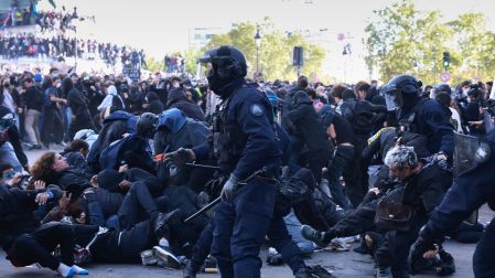 La policía antidisturbios usó cargas y gas lacrimógeno en la Bastilla.