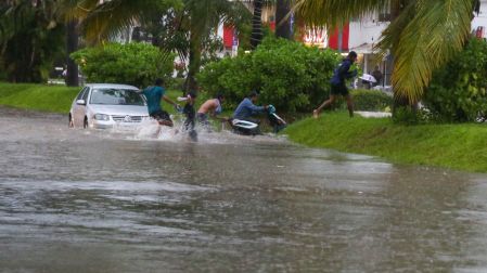 Costera Miguel Alemán inundada