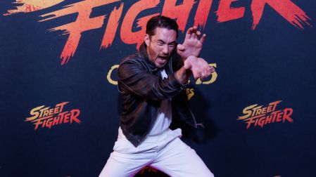Andrew Koji no perdió la oportunidad de aventar un "abuguet" (Hadouken).
