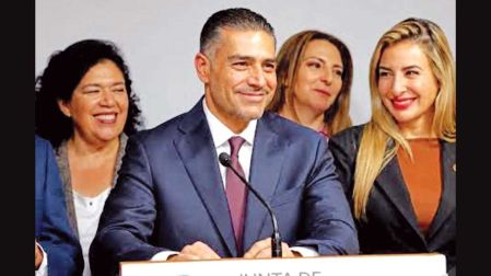 Omar García Harfuch y trabajadoras de San Lázaro sonriendo.