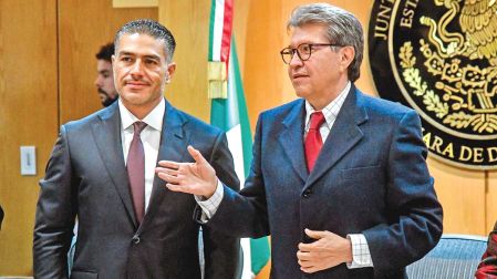 Omar García Harfuch y Ricardo Monreal platicando en San Lázaro.
