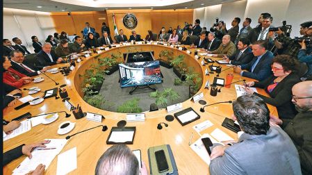 Reunión de Omar García Harfuch con integrantes de la Jucopo, en San Lázaro.