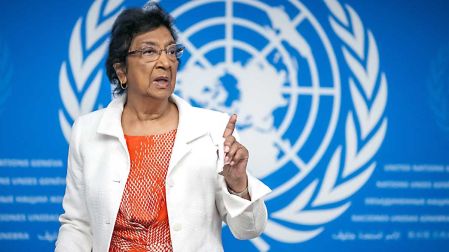 Navi dando un discurso en la ONU.