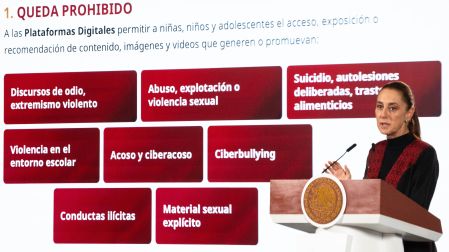 Claudia Sheinbaum exponiendo la diapositiva sobre contenidos prohibidos en plataformas digitales, como discursos de odio, ciberbullying y violencia sexual.