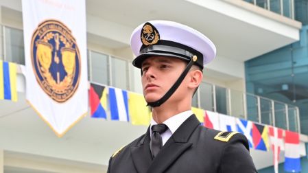El almirante Raymundo Pedro Morales Ángeles encabezó la graduación de 196 nuevos profesionales de la sanidad naval