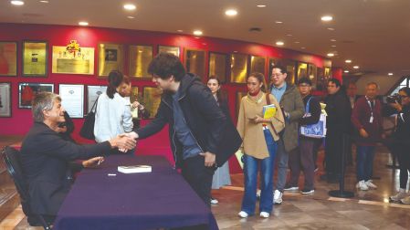 La UNAM entregó cien fichas a los asistentes a la conferencia de Emmanuel Carrère para que el autor firmara sus libros.