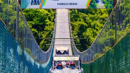 River Park es un parque ecoturístico ubicado a unos 25 minutos de la Zona Romántica de Puerto Vallarta, donde puedes recorrer el puente colgante vehicular más largo del mundo y disfrutar de impresionantes paisajes naturales.