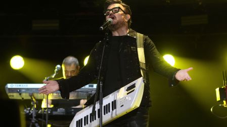 Aleks Syntek invitado al concierto de Hombres G, en el Estadio GNP con su espectáculo “Gracias, México Tour”.