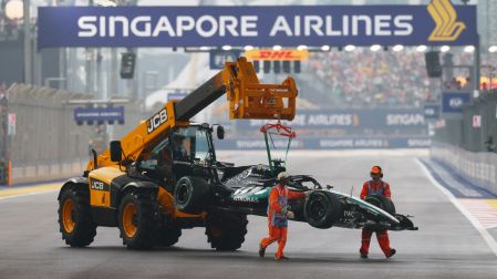 El W17 de George Russell tras su DNF en la carrera Sprint de Singapur