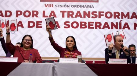 “¿Y dónde estaba el presidente de Acción Nacional? En Europa, buscando el apoyo que aquí no tiene”, señaló, al contrastar esa actuación con la necesidad de mantener una presencia permanente en el territorio nacional.