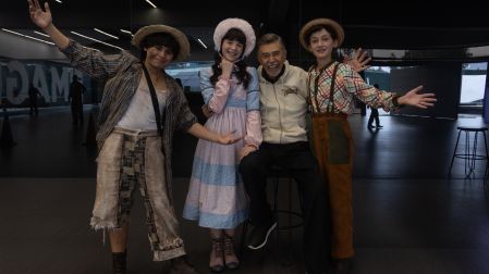 Eduardo Espinosa, Regina Ortiz de Pinedo, Jorge Ortiz de Pinedo y Javi Rodcue en Ciudad Imagen. Elenco de la obra Tom Sawyer, el musical.