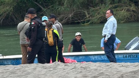 Las autoridades acudieron a tomar conocimiento de los hechos y trasladaron los cuerpos al SEMEFO