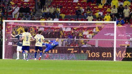 Así fue el golazo de Diego Rossi, volea de derecha y Luis Malagón no pudo hacer nada
