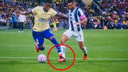 La jugada polémica del penal. Un pisotón de Cristian Borja sobre Jesús "Tecatito" Corona en el primer tiempo
