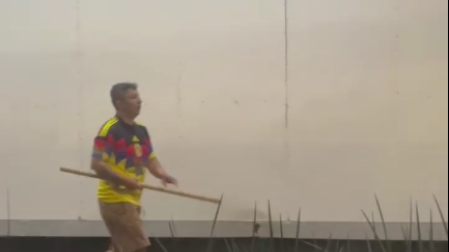 Aficionado del América con palo en la mano después de agredir.