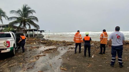El SMN advirtió que las precipitaciones de ambos sistemas podrían provocar deslaves, crecidas de ríos y arroyos, desbordamientos e inundaciones en zonas bajas.