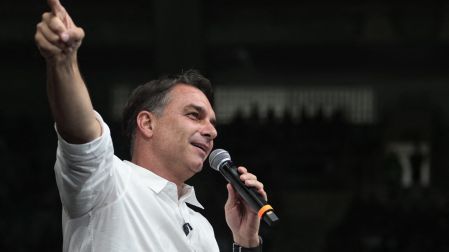 A dos semanas de la elección las encuestas dan como favorito al hijo del expresidente Jair Bolsonaro.