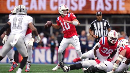 Drake Maye tuvo su mejor partido de la temporada con cinco anotaciones.
