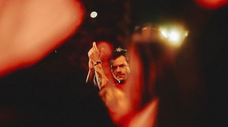 Harry Styles rinde homenaje a Oscar Bergal