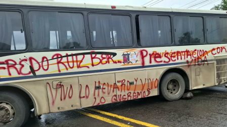 Vehículo retenido por sujetos encapuchados en carretera de Michoacán