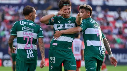 Jugadores de Santos Laguna celebrando el doblete de Tahiel Jiménez