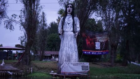 Una terrorífica imagen de La llorona te recibe durante el recorrido.