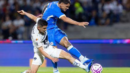 Pumas y Cruz Azul empataron en un partido de goles y polémica