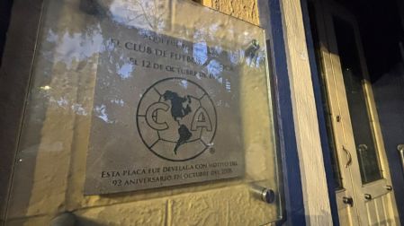 Un punto de culto para todo fan del América. Esta placa conmemora su fundación hace 110 años.
