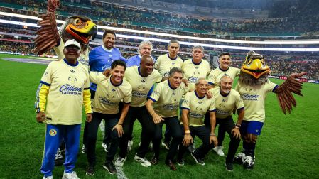 Raúl Gutiérrez con leyendas de América