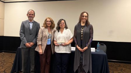 Henoc de Santiago, Judith Ruiz-Godoy, Virginia Bautista en la entrega del premio