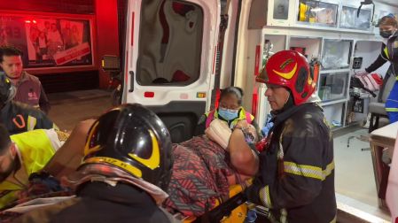 Personal de Protección Civil auxilia a un sujeto que cayó desde el cuarto piso de un hotel