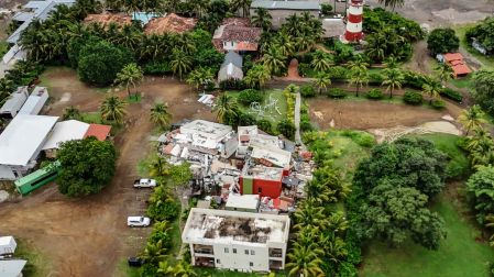 11 de octubre de 2026 - 19:17topshot - panama - earthquake - aftermathPlaya Venao, PanamaFoto porDANIEL DE CARTERET / AFPFoto por DANIEL DE CARTERET / AFPThis aerial view shows a partially destroyed house in Playa Venao, Los Santos province, about 360 km southwest of Panama City, on October 11, 2026.A powerful 7.7-magnitude earthquake rocked Panama on October 9, 2026, collapsing buildings and roads in the center of the country and injuring at least 27 people, with no deaths reported.