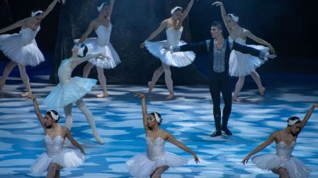 La música de Tchaikovsky envolvió cada escena de El lago de los cisnes durante una función que culminó con aplausos de pie para bailarines y músicos.