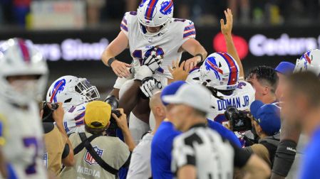 Los jugadores de Buffalo celebrando la victoria
