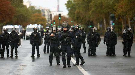 Agentes de la policía antidisturbios francesa, alertas durante protesta estudiantil.