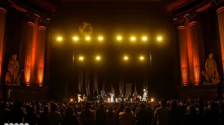 Vista panorámica desde el público hacia el escenario iluminado con luces cálidas durante el concierto de Natalia Lafourcade en el Teatro Metropólitan.