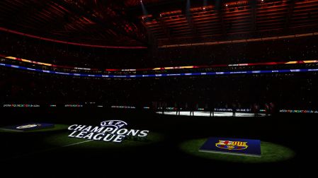 Se apagaron las luces para recibir a los jugadores titulares del Galatasaray y el Barcelona