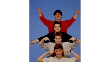 Hombres G comenzó a consolidarse a principios de los años 80, después de que sus integrantes coincidieran en Televisión Española y unieran sus intereses musicales. En 1985, su primer álbum impulsó una trayectoria llena de éxitos.