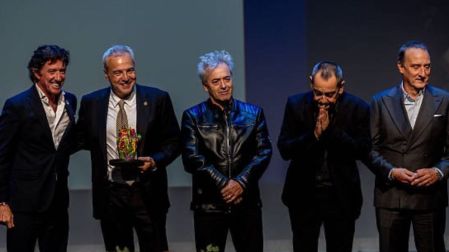 Hombres G construyó un repertorio inolvidable. Su éxito en los años 80 los convirtió en una de las bandas más populares del pop-rock en español.