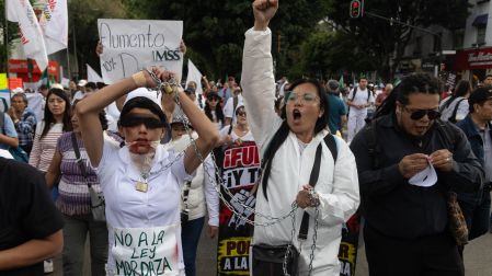 Ciudad de México a 13 de octubre de 2026. Decenas de trabajadores del Instituto Mexicano del Seguro Social (IMSS) marcharon del Hospital Siglo XXI a Paseo de la Reforma. Foto: Alejandro Aguilar