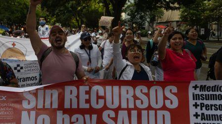 Ciudad de México a 13 de octubre de 2026. Decenas de trabajadores del Instituto Mexicano del Seguro Social (IMSS) marcharon del Hospital Siglo XXI a Paseo de la Reforma. Foto: Alejandro Aguilar