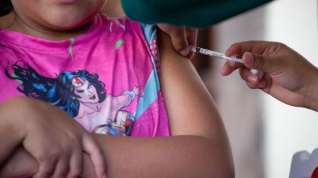 Los niños de 0 a 9 años deben vacunarse contra influenza y covid-19