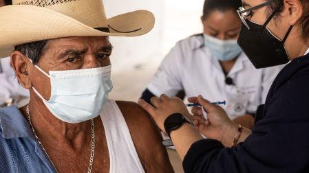 Un adulto mayor recibe sus segunda dosis de la vacuna contra Covid 19.