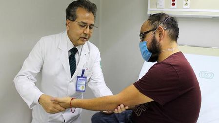 Jaime García Chávez, hematólogo, atiende a un paciente con hemofilia