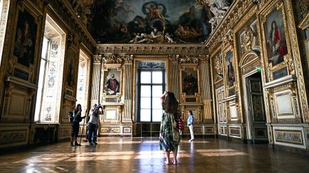 Interior de una de las salas del museo del Louvre.