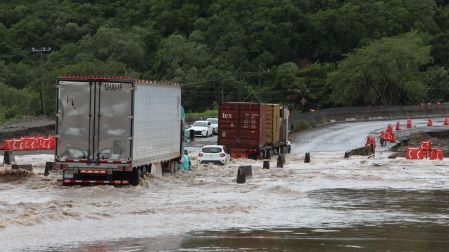 Se recomienda prestar atención a las condiciones meteorológicas locales y evitar cruzar corrientes de agua o transitar por zonas susceptibles a inundaciones y deslaves.