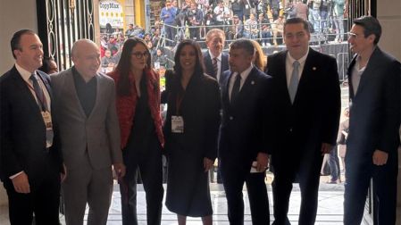 Algunos que acudieron al recinto de Donceles